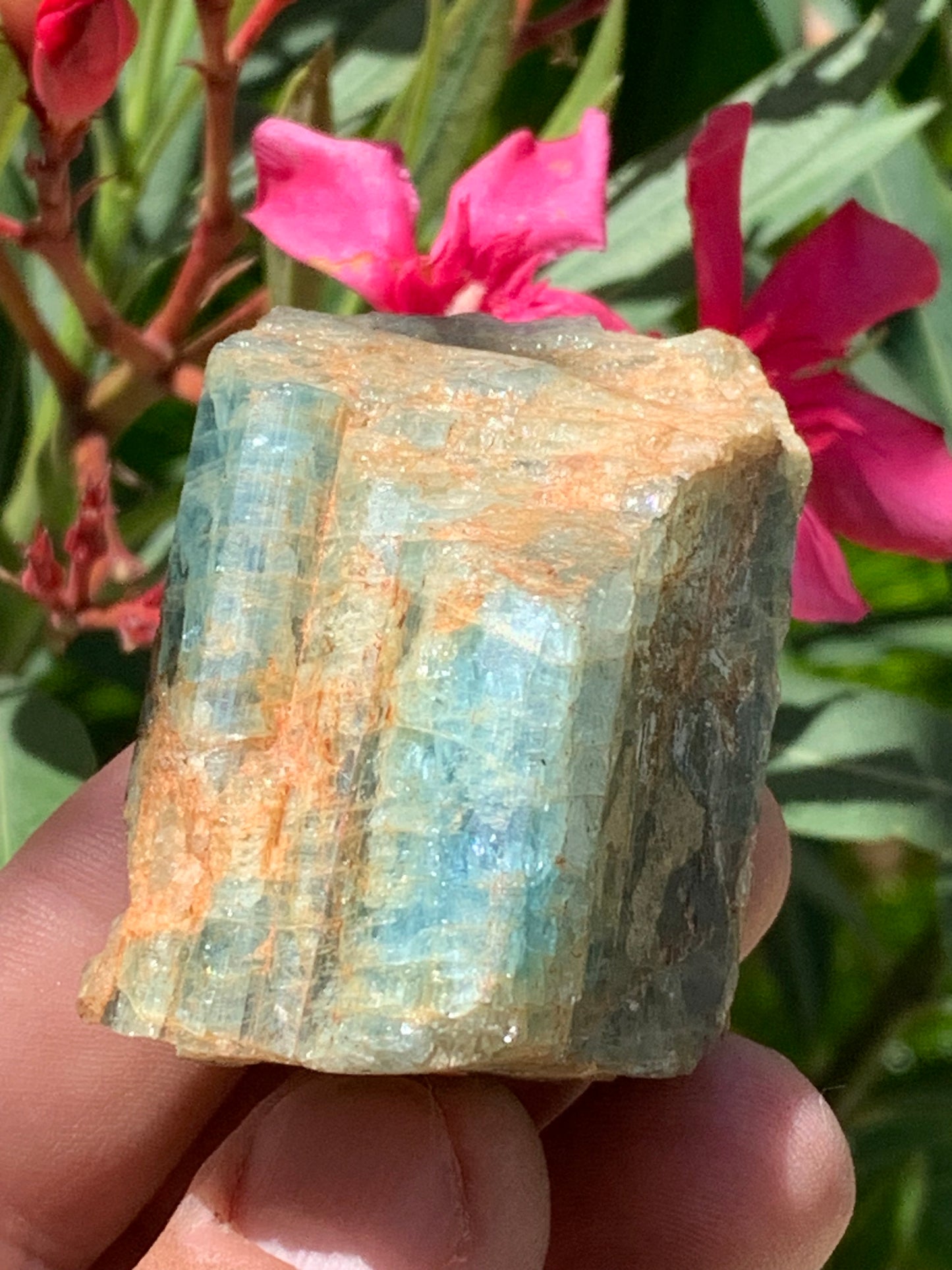 Béryl bleu, spécimen de 58mm x 37 x 33 - 104,4 grammes. Parfait en collection, exposition, lithothérapie...