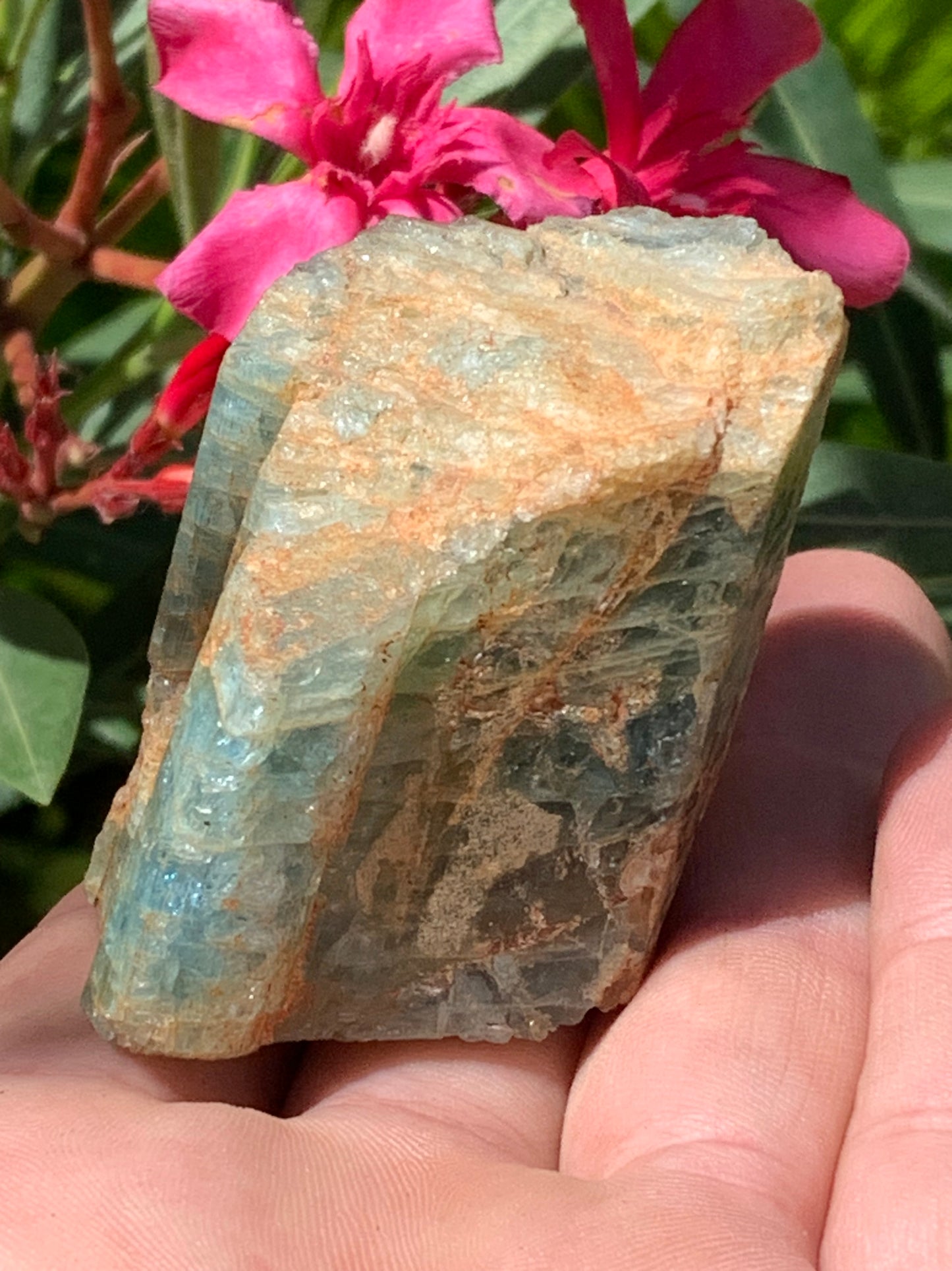 Béryl bleu, spécimen de 58mm x 37 x 33 - 104,4 grammes. Parfait en collection, exposition, lithothérapie...