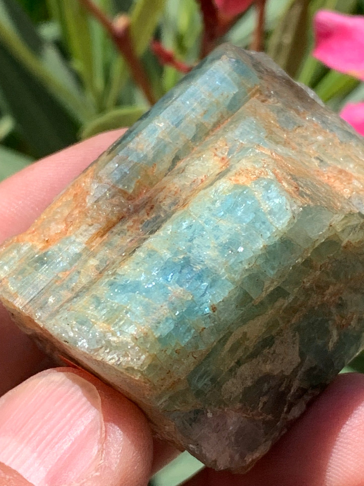 Béryl bleu, spécimen de 58mm x 37 x 33 - 104,4 grammes. Parfait en collection, exposition, lithothérapie...