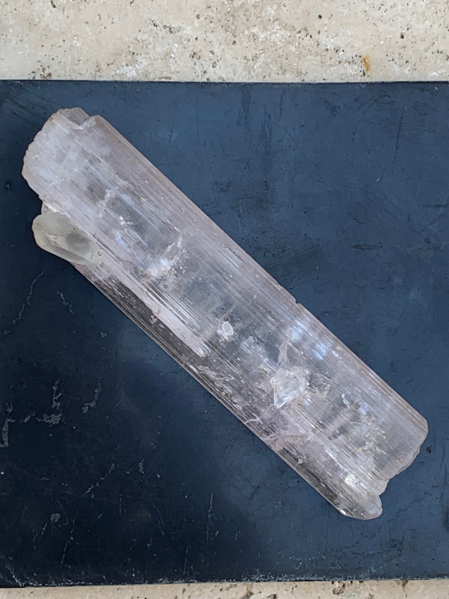 Kunzite avec cristal de roche naissant, spècimen XL (rare) de 100mm x25 x 14 - 54,3 grammes !