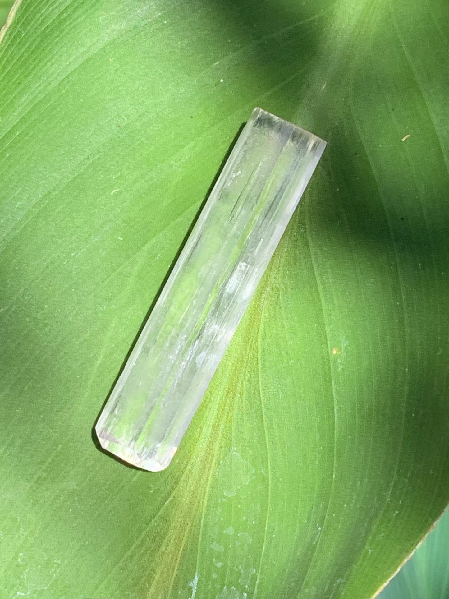 Kunzite, spècimen de 47mm x10 x 9 - 9,5 grammes. Parfait pour la bijouterie, collection, exposition...
