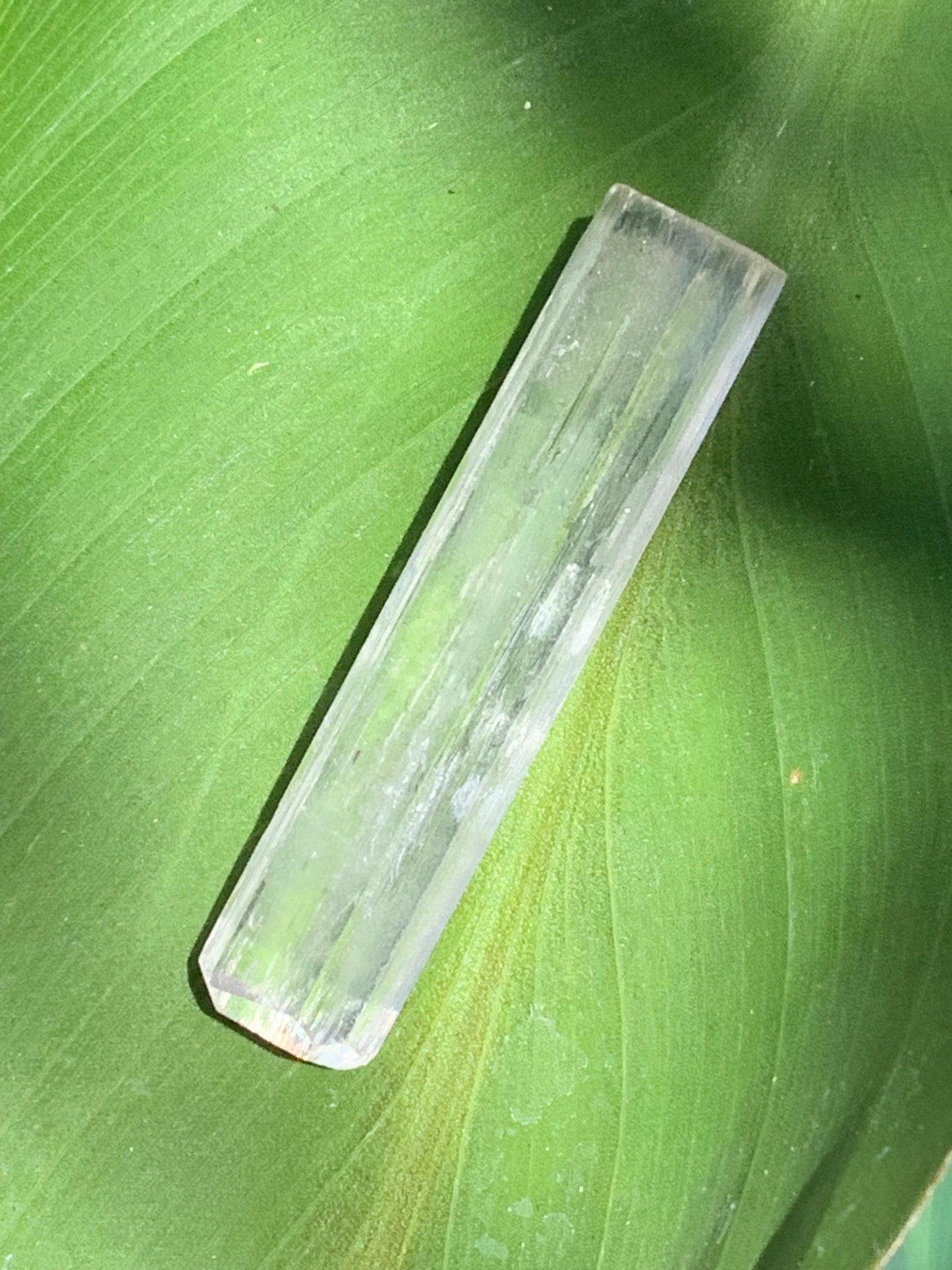 Kunzite, spècimen de 47mm x10 x 9 - 9,5 grammes. Parfait pour la bijouterie, collection, exposition...