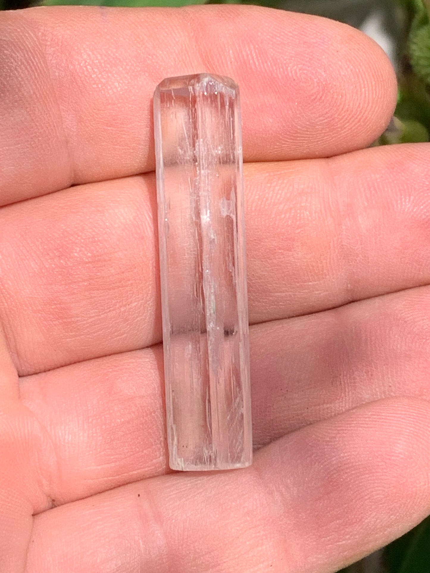 Kunzite, spècimen de 47mm x10 x 9 - 9,5 grammes. Parfait pour la bijouterie, collection, exposition...
