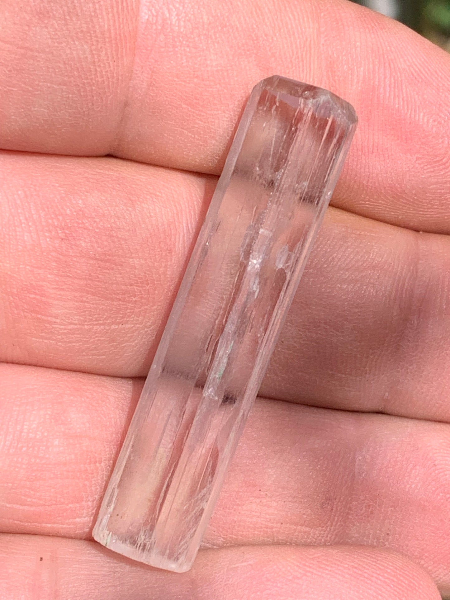 Kunzite, spècimen de 47mm x10 x 9 - 9,5 grammes. Parfait pour la bijouterie, collection, exposition...