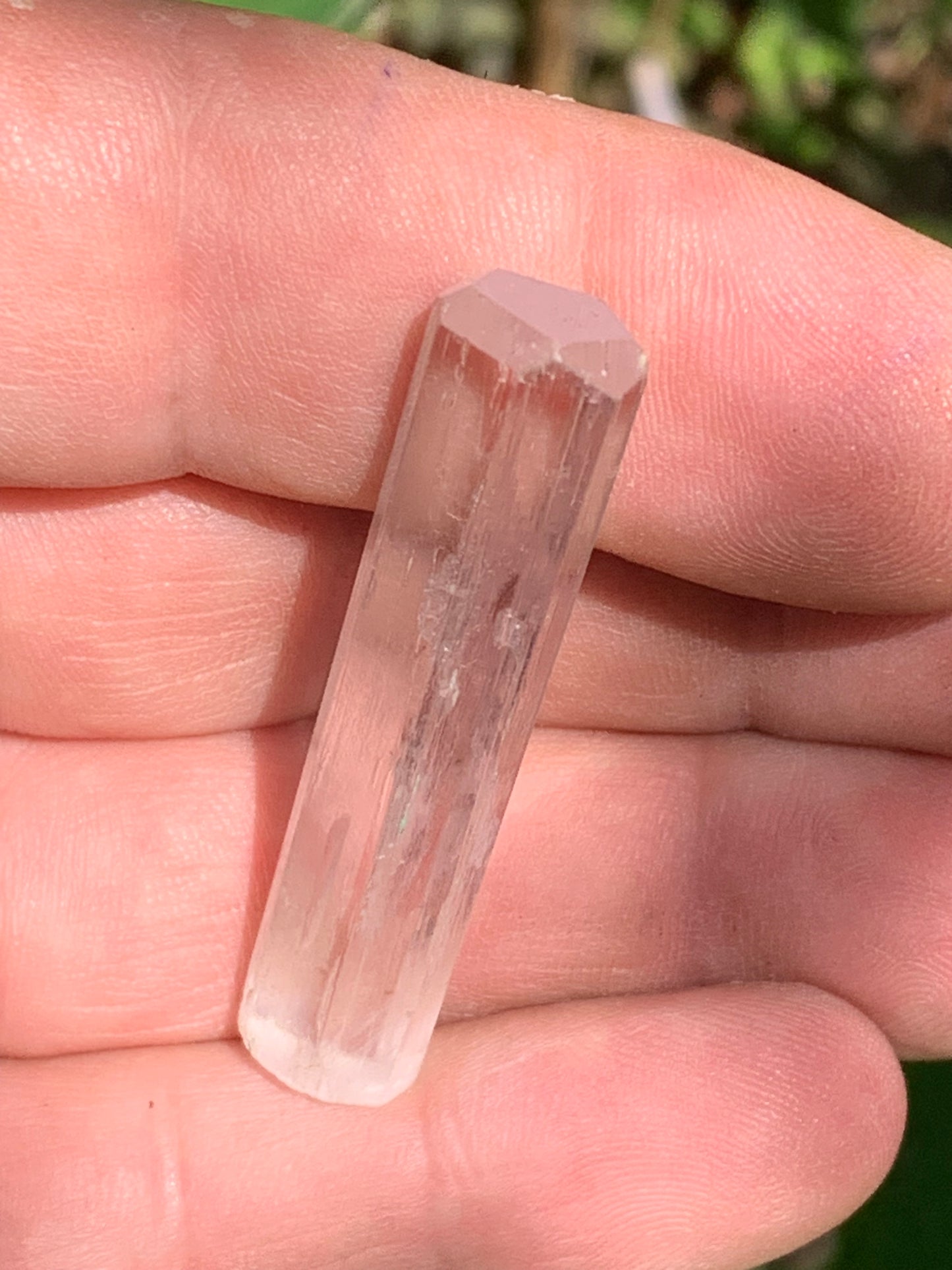 Kunzite, spècimen de 47mm x10 x 9 - 9,5 grammes. Parfait pour la bijouterie, collection, exposition...