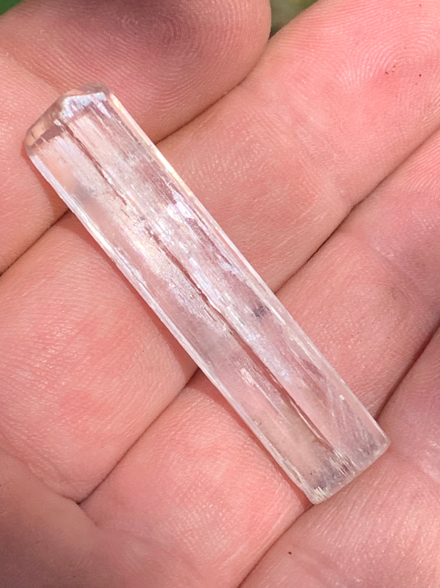 Kunzite, spècimen de 47mm x10 x 9 - 9,5 grammes. Parfait pour la bijouterie, collection, exposition...