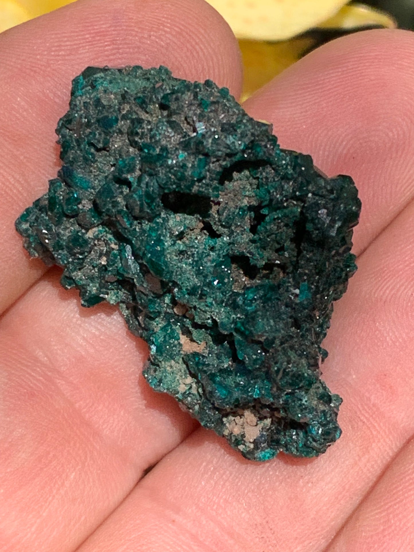 Dioptase, spécimen cristalisé de 40mm x 22 x 24 - 17,4 grammes ! Rare et puissante en minéralogie et lithothérapie !