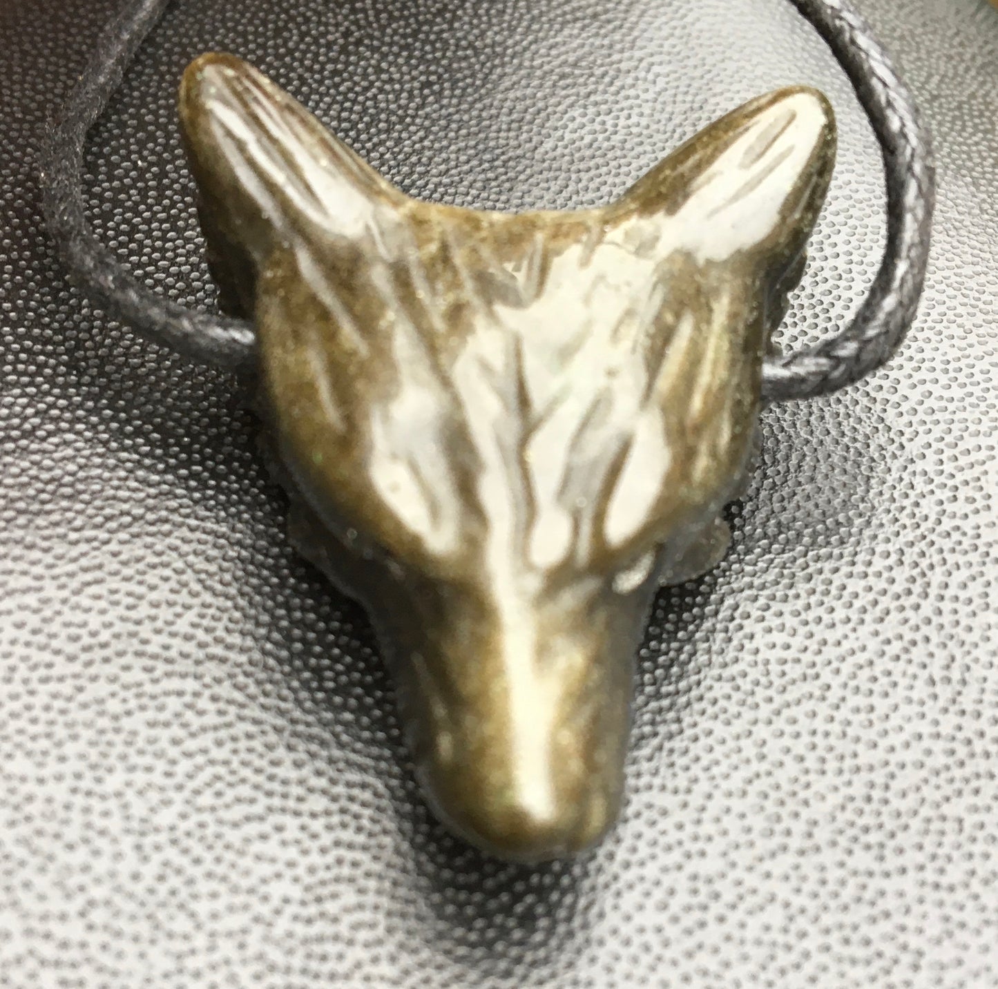 Obsidienne 'dorée', pendentif 'Tête de loup', de 38mm de hauteur x 30 de largeur x 15 d'épaisseur, fait en France. Vendu avec cordon réglable de couleur noire offert !