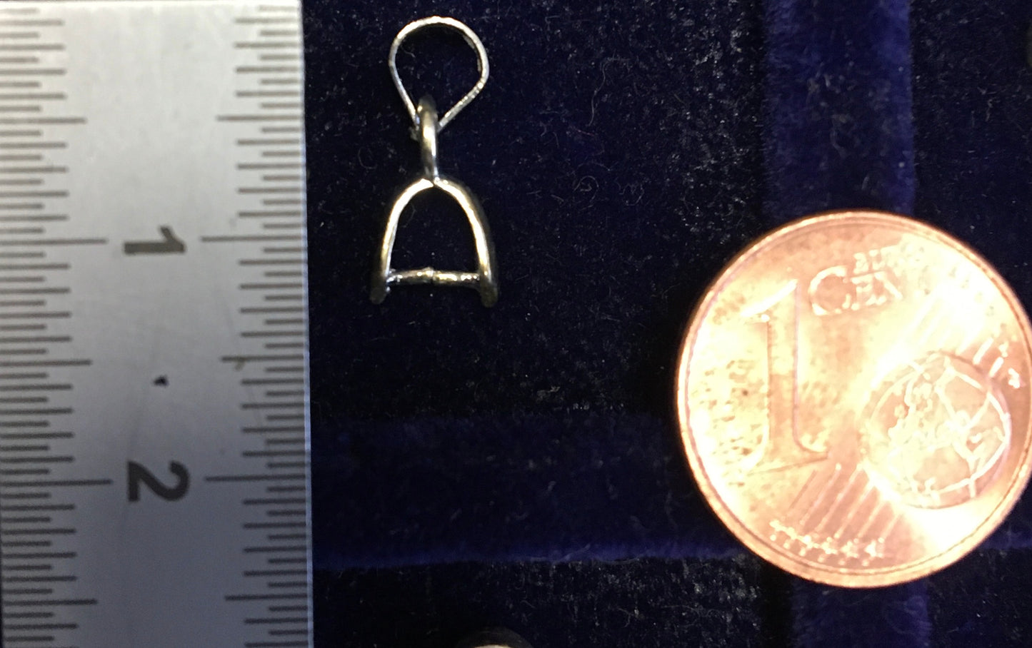 Sélection de bélières pour pierres percées (cabochons, perles...). De 5 à 15 millimètres... Très bonne qualité, parfait pour adapter vos pierres préférées ! Finition Argent, doré ou argenté ! 