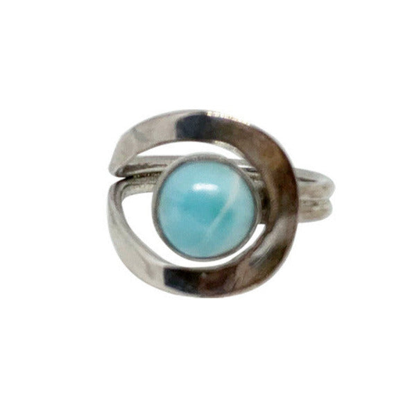 Magnifique bague en Larimar, montée Argent 0.925. Superbe pierre au bleu qui rappelle l'océan ! Très belle réalisation ! Taille réglable !