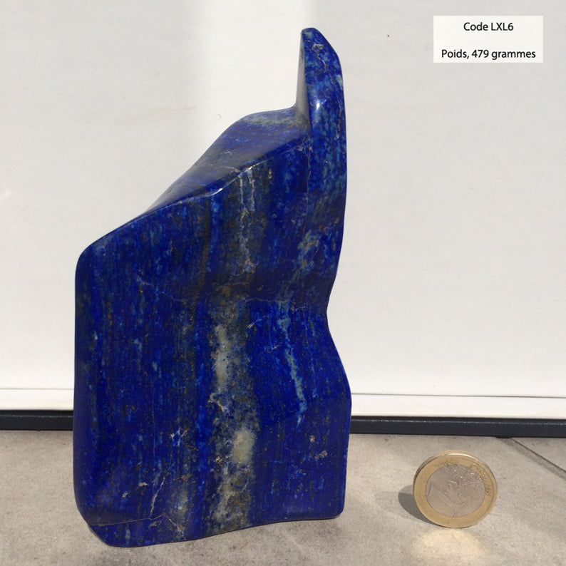 Lapis lazuli, forme libre polie de 135 x 71 x 42 mm - 479 grammes. Un bleu envoûtant et fascinant, pierre des pharaons !