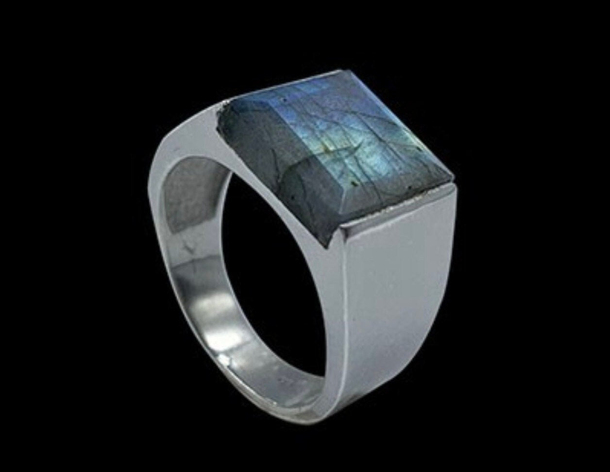Bague/ chevalière qualité supérieure "Homme ou Femme", en Labradorite bleue, en Argent 0,925, taille disponible de 60 à 74 Fr. superbe cabochon serti d’un bleu envoutant et fascinant. Parfait !
