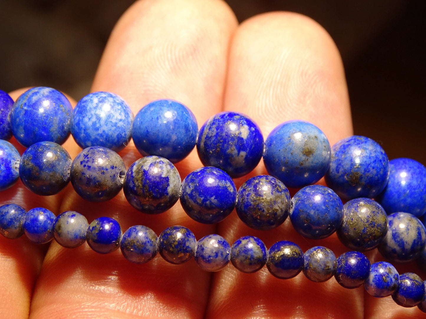 Lapis lazuli, perles rondes de 4, 6, 8 ou 10 mm. Vendu en fil de perle 38/39 cm, en bracelet de 17 à 21cm, en collier de 45 ou sautoir de 60cm. Qualité AA à AAA, superbes perles !
