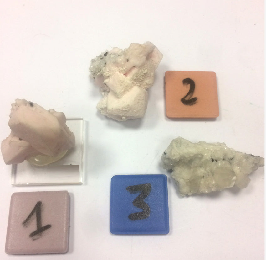 Mangano Calcite ou Calcite rose - Spécimens au choix, réagissant à l'U-V, de 40mm x 30 x 30 environ - de 15 à 30 grammes. Très belle qualité !