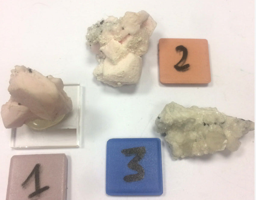 Mangano Calcite ou Calcite rose - Spécimens au choix, réagissant à l'U-V, de 40mm x 30 x 30 environ - de 15 à 30 grammes. Très belle qualité !