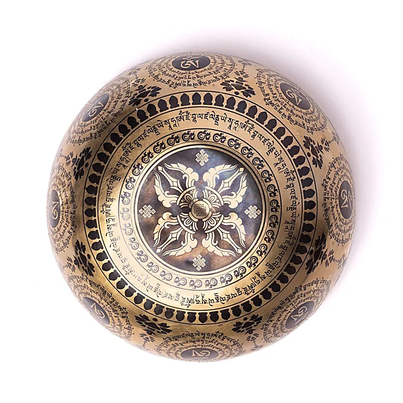 Bowl in 7 metals with engraving of the 'Flower of Life', size 22/24 centimeters - approximately +/- 1400/1600 grams. Sold with a suitable mallet! Magnificent piece 'handmade' in Nepal!