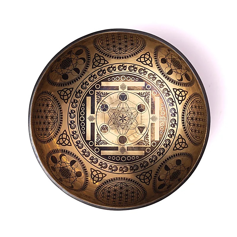 Bowl in 7 metals with engraving of the 'Flower of Life', size 22/24 centimeters - approximately +/- 1400/1600 grams. Sold with a suitable mallet! Magnificent piece 'handmade' in Nepal!