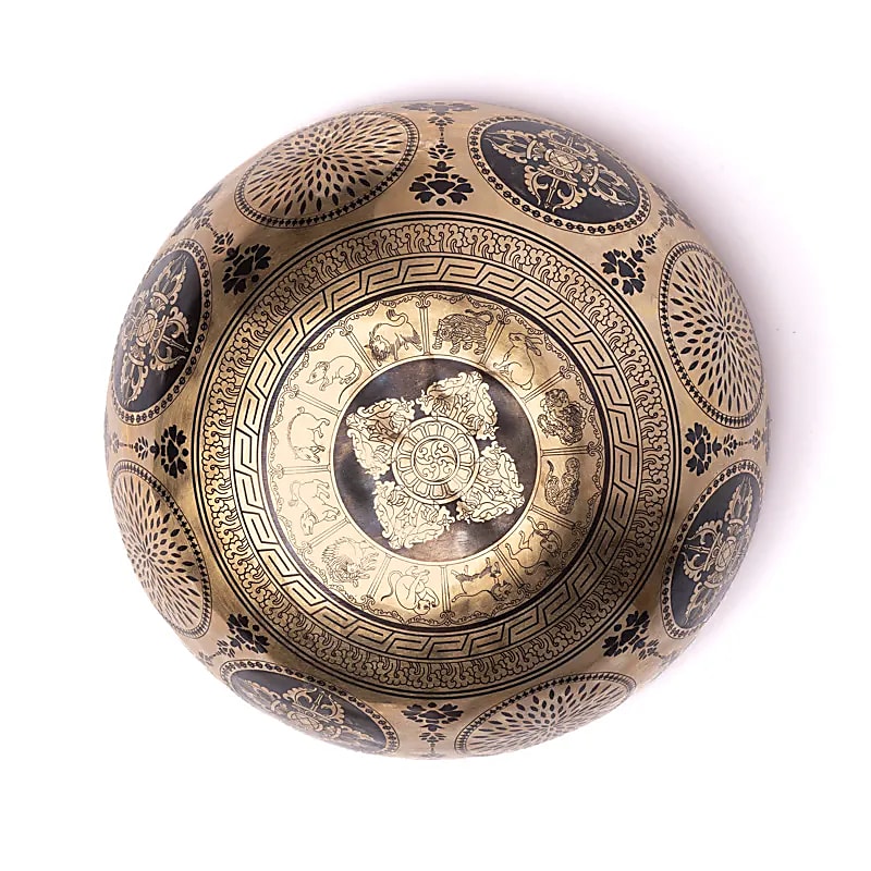 Bowl in 7 metals with engraving of the 'Flower of Life', size 22/24 centimeters - approximately +/- 1400/1600 grams. Sold with a suitable mallet! Magnificent piece 'handmade' in Nepal!