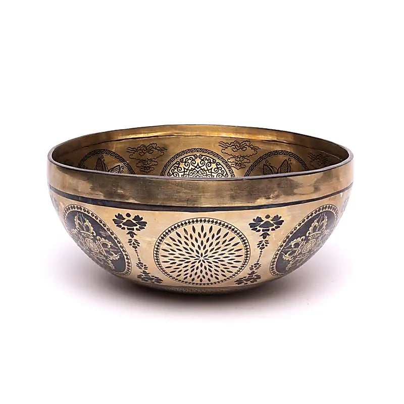 Bowl in 7 metals with engraving of the 'Flower of Life', size 22/24 centimeters - approximately +/- 1400/1600 grams. Sold with a suitable mallet! Magnificent piece 'handmade' in Nepal!