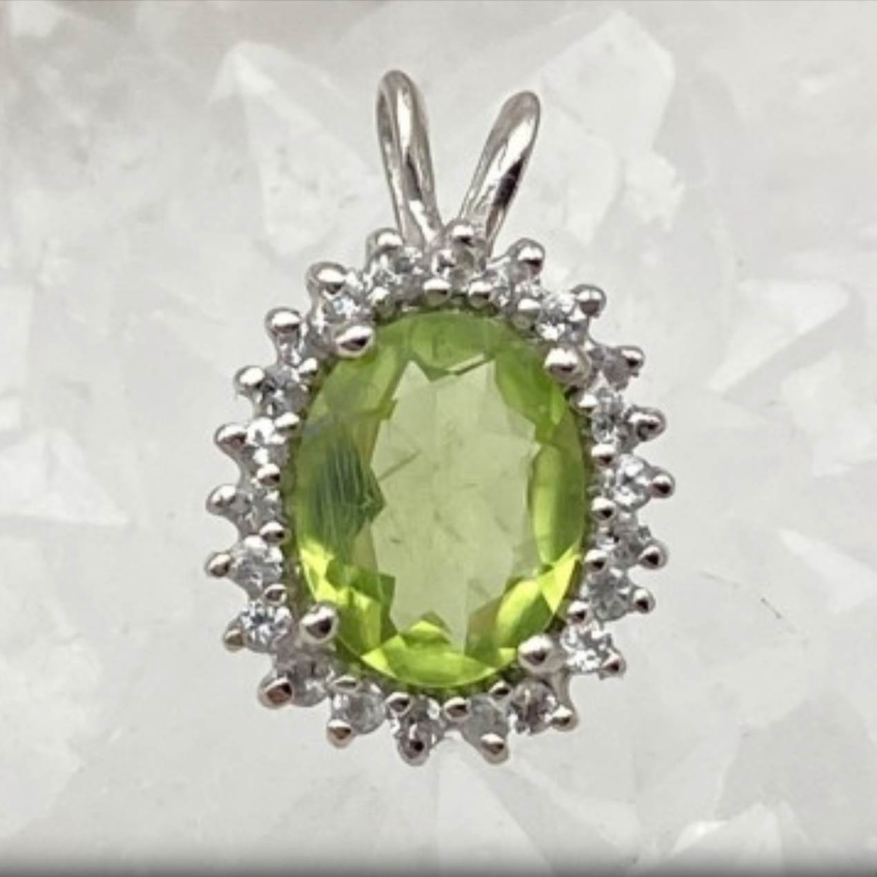 Péridot | Collection Retro' | Pendentif en Argent serti d'une pierre gemme de forme ovale, entouré d'Oxyde, 16 x 10 mm !