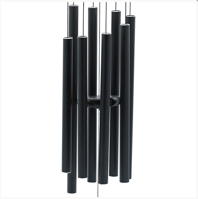 Carillon à vent avec huit tubes noirs qui forment une gamme musicale en 528 hertz (Mi/E majeur), une gamme ultra relaxante et très douce ! 95 centimètres - 740 grammes.