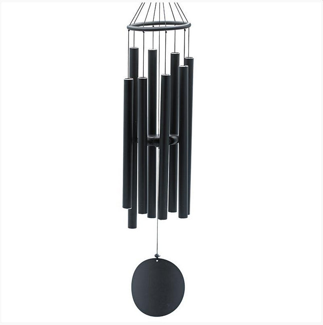 Carillon à vent avec huit tubes noirs qui forment une gamme musicale en 528 hertz (Mi/E majeur), une gamme ultra relaxante et très douce ! 95 centimètres - 740 grammes.