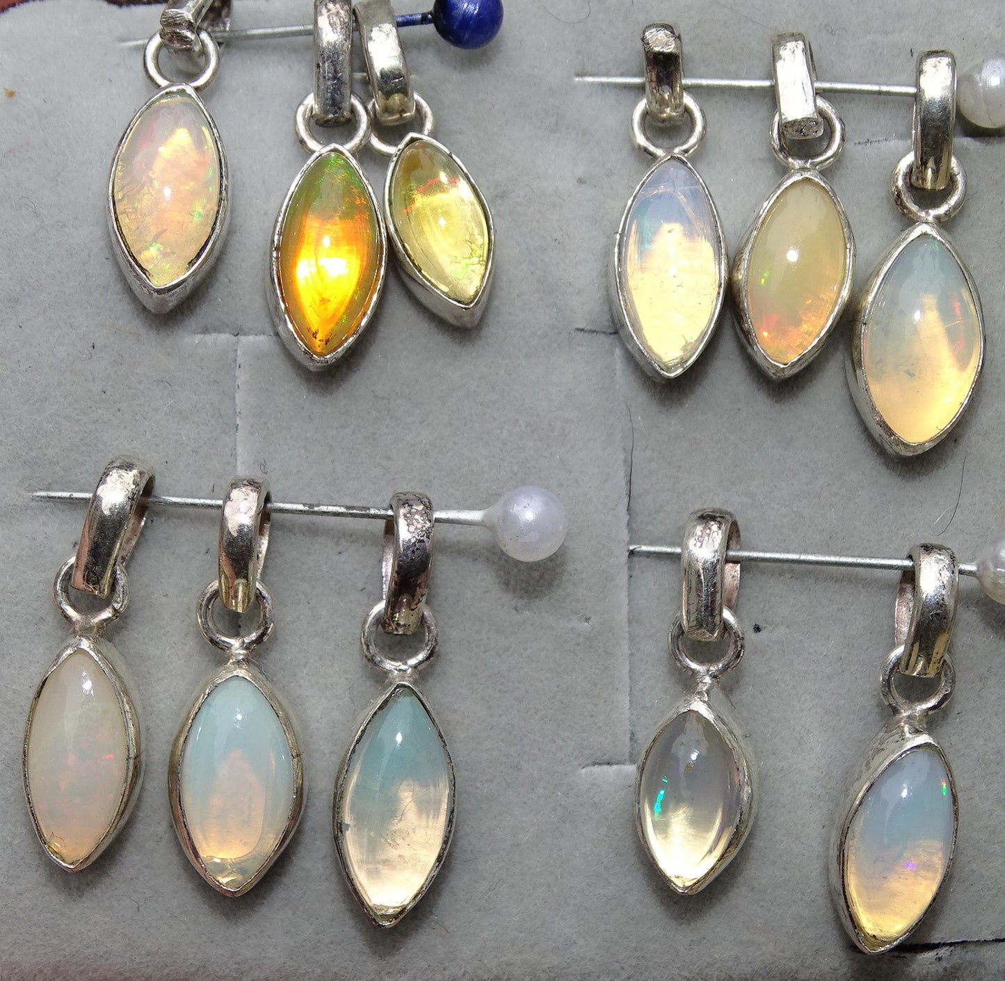Opale Welo, l'authentique et mythique pierre ! Pendentif monté sur Argent 0.925, dimensions : 12 à 14 millimètres . Pendentif vendu seul ou avec chainette en Argent !