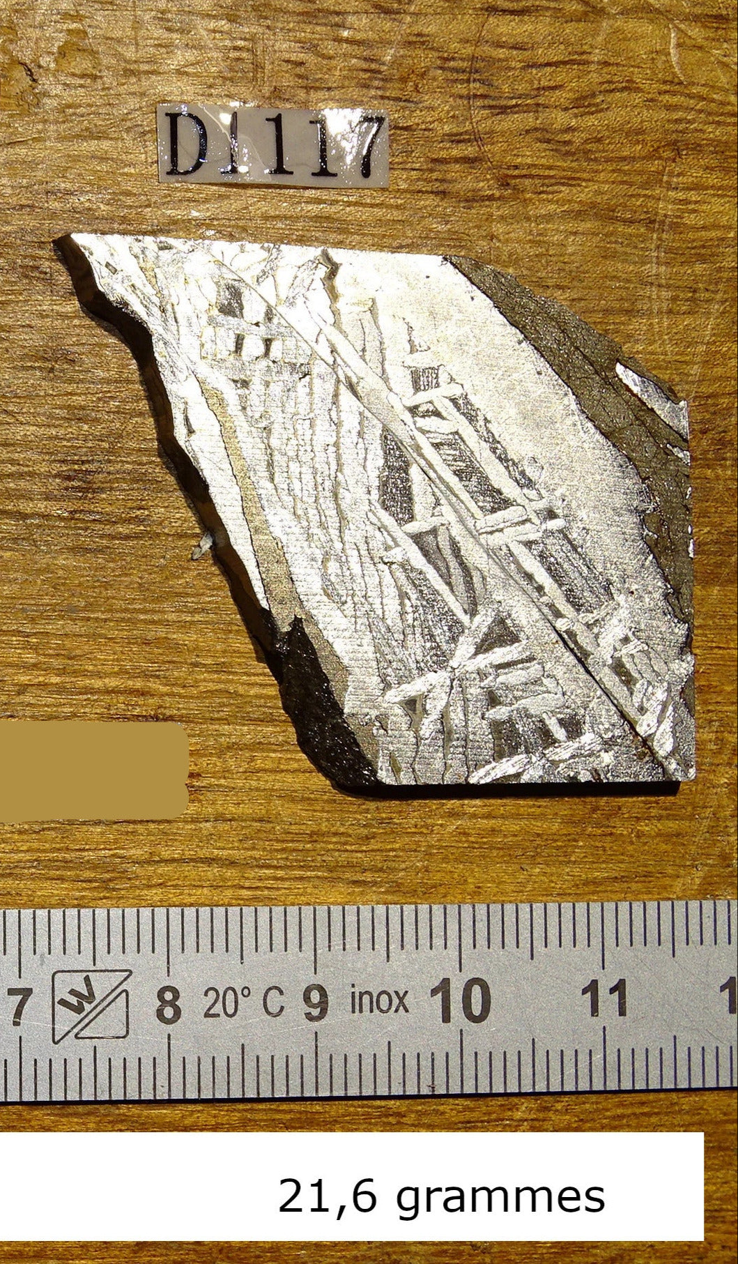Météorite 'Muonionalusta', de 20 grammes, de type IVA, qui s'est écrasée dans le nord de la Scandinavie, à l'ouest de la frontière entre la Suède et la Finlande, environ 1 million d'années ...!