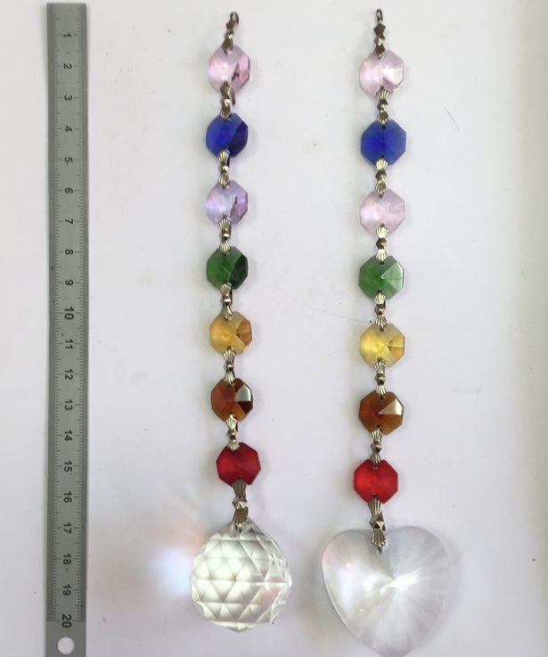 A selection of four Feng Shui crystal garlands in the colors of the 7 chakras! 20 centimeters long - 79 grams. Simple, elegant, and effective!