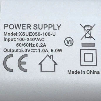 Base LED en bois avec adaptateur USB pour éclairer vos plus belles pièces. Dimensions (Ø x H) : 10 x 2 cm Puissance : 5V Vendu avec son adaptateur USB/220V. Peut être utilisé pour les lampes en sélénite, les prismes, pointes et sphères., parfait !