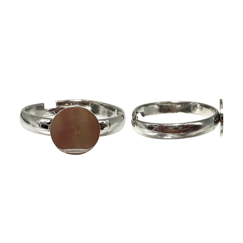 Bague pré-montée réglable avec support pour cabochon de 8 mm en cuivre argenté conçu pour accueillir un cabochon décoratif. Le support est en cuivre avec un placage argenté, offrant une finition brillante et élégante !