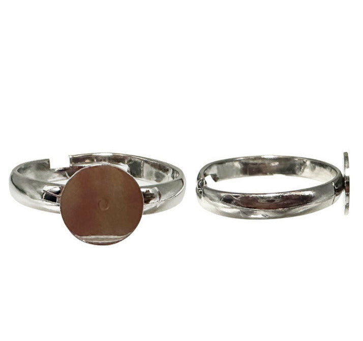 Bague pré-montée réglable avec support pour cabochon de 8 mm en cuivre argenté conçu pour accueillir un cabochon décoratif. Le support est en cuivre avec un placage argenté, offrant une finition brillante et élégante !