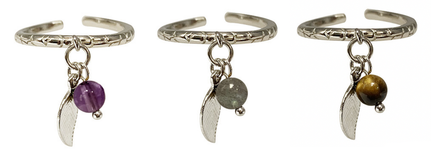 Sélection de 3 jolies bagues avec plumes et pierre au choix : œil de tigre, améthyste, labradorite. Faites en Argent 0.025 ! Taille de 50 à 60 Fr