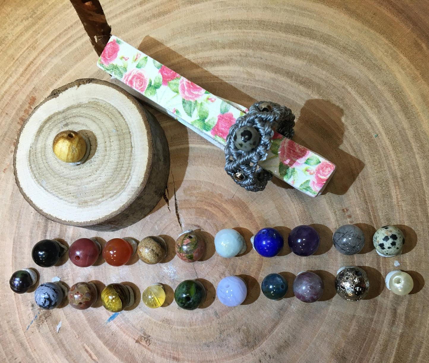 Bague 100% fait main, en fils textiles de coton haute résistance, avec perles de qualité AAA et tailles au choix de 52 à 58, + sur demande (sans changement de prix). Superbes finitions, un travail parfait !