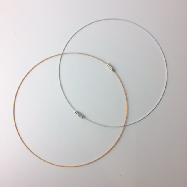 Tour de cou rigide de 1,5 mm de diamètre. 40 centimètres de longueur. Diverses couleurs au choix, bonne qualité, parfait pour assortir vos pendentifs préférés !