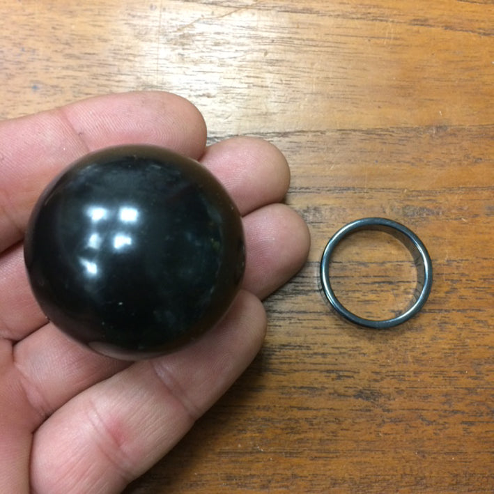 Shungite sphere, 30, 40, or 50 millimeters, weighing 60 to 120 grams. Magnificent quality! Perfect for lithotherapy, collecting, and displaying...!