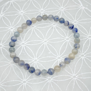 Dumortierite avec quartz, perles rondes de 6 ou 8 mm. Vendu en fil de perle 38/39 cm, en bracelet de 17 à 21cm, en collier de 45 ou sautoir de 60cm. Qualité AA à AAA !