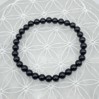 Spinelle , perles rondes de 6 et 8 mm, vendu en : fil de perle 38/39 cm, en bracelet de 17 à 21cm, en collier de 45 ou sautoir de 60cm. Qualité AA à AAA, superbes perles d'un noir éclatant !