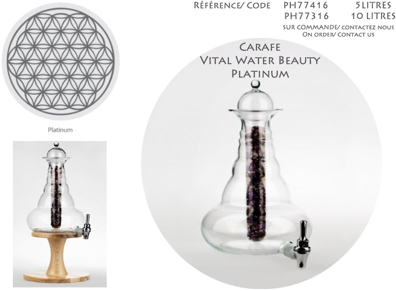 Carafe de taille XL, modèle 'Universe' de chez Nature's design, avec gravure de la fleur de vie en Platine. Contenance de 5 litres. Verre sans plomb, conçu suivant le nombre d'or ! Vendu avec ou sans support en bois !