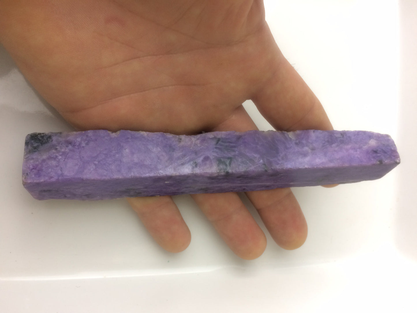 Charoïte – Spécimen, chute de taille polie, de 120 x 30 x 30 mm - 85 grammes. Superbe pierre aux couleurs incroyables !
