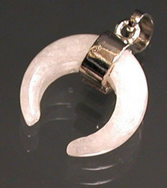 Pendentif en forme de croissant de lune ! De 30 millimètres de hauteur x 20 mm de largeur x 6 millimètres. Pierre au choix : Améthyste, Cristal de roche, Quartz rose, Oeil de tigre. Vendu avec cordon noir réglable offert !