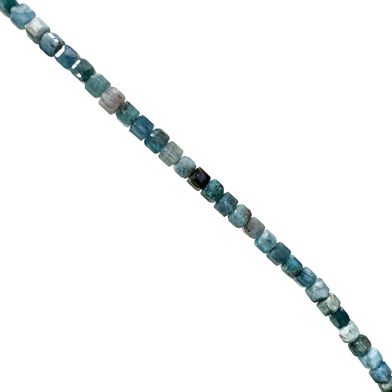 Apatite ! Perles carrées de 2 millimètres. Vendu en fil de perles de 40 cm, en bracelet de 17 à 21 cm, ou en collier de 45. Qualité AA à AAA !