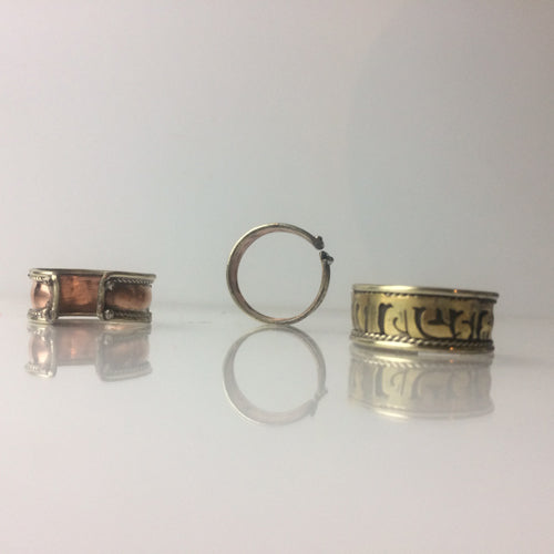 Bague avec Mantra faite en cuivre. Superbe pièce avec Mantra (prière). Taille réglable/ ajustable de 50 à 60 environ !