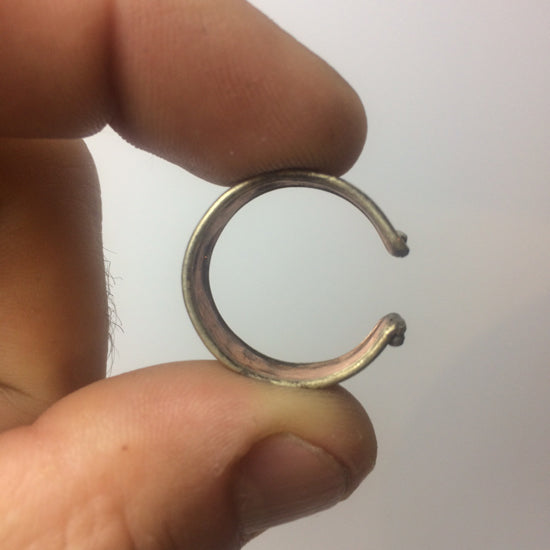 Bague avec Mantra faite en cuivre. Superbe pièce avec Mantra (prière). Taille réglable/ ajustable de 50 à 60 environ !