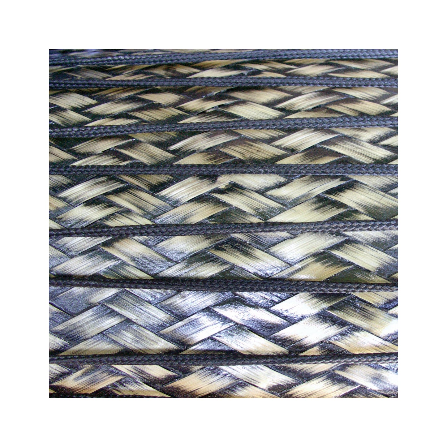 Doun Doun en peau de chèvre sur fûts en bambou, vendu entier ou en 3 parties, livré avec baguette et support en métal, superbe composition rythmique ! Le son est plus chaud que sa version qu'en peau de vache ! 60x45cm, 50x40cm, 40x35cm !
