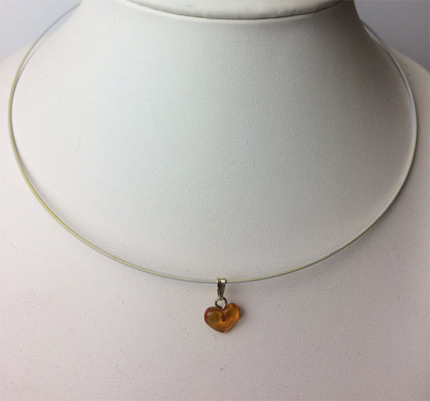 Tour de cou rigide de 1,5 mm de diamètre. 40 centimètres de longueur. Diverses couleurs au choix, bonne qualité, parfait pour assortir vos pendentifs préférés !
