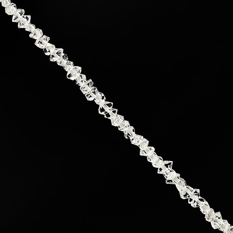 Cristal 'Herkimer' (rare), fil de 39 centimètres agrémenté de 115 pièces environ, chacun mesurant 6 à 9 millimètres. 39 centimètres de longueur. Vendu en bracelet, collier ou fil/ rang de perles, parfait !