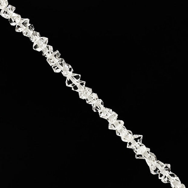 Cristal 'Herkimer' (rare), fil de 39 centimètres agrémenté de 115 pièces environ, chacun mesurant 6 à 9 millimètres. 39 centimètres de longueur. Vendu en bracelet, collier ou fil/ rang de perles, parfait !
