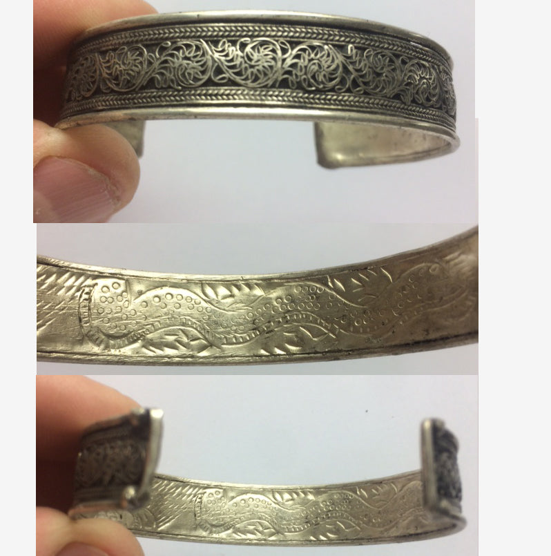Bracelet de type 'Manchette', fait en laiton argenté, avec gravure de Mantra (prière Bouddhiste) ou gravure de fantaisie, superbe !