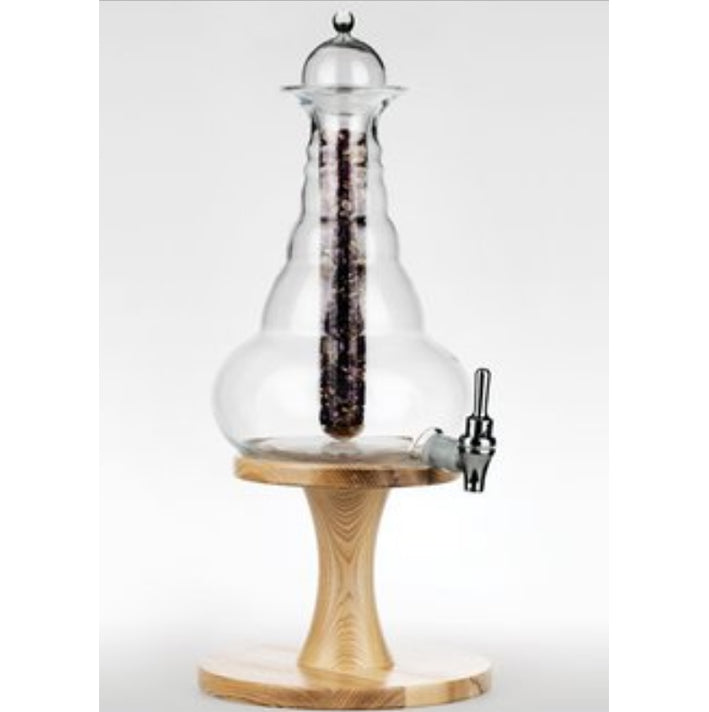 Carafe de taille XL, modèle 'Universe' de chez Nature's design, avec gravure de la fleur de vie en Platine. Contenance de 5 litres. Verre sans plomb, conçu suivant le nombre d'or ! Vendu avec ou sans support en bois !